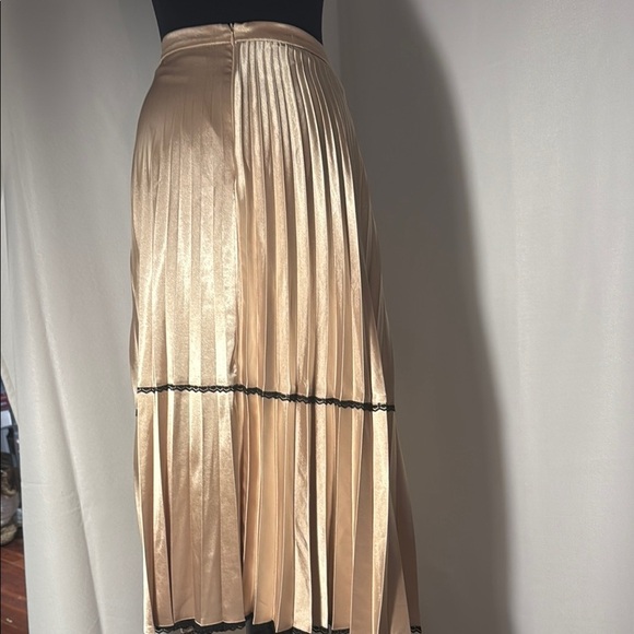 Vintage Elegant Gold Satin Pleated Skirt. Lined. Zippered. Size M. - Picture 3 of 7